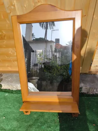 Espejo grande de madera con repisa