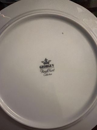 Vajilla de porcelana blanca y dorada