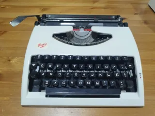 Máquina de escribir Basic blanca