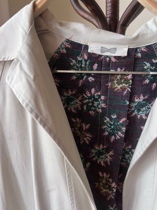 Gabardina Beige con Estampado Floral