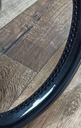 Tapizado de volantes en cuero natural y ecocuero