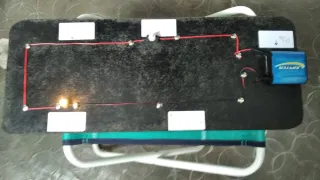 Circuito eléctrico básico escolar