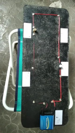 Circuito eléctrico básico escolar