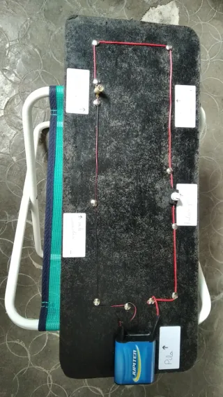 Circuito eléctrico básico escolar