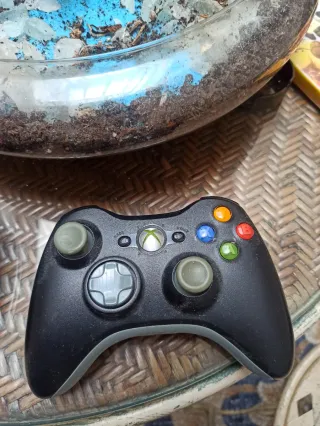 Xbox 360 Negra + 2 Mandos y 4 Juegos