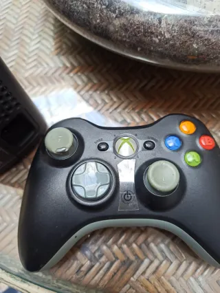 Xbox 360 Negra + 2 Mandos y 4 Juegos