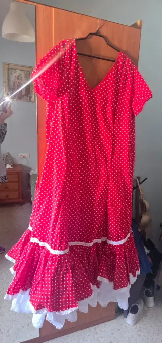 Traje de flamenca rojo con lunares blancos