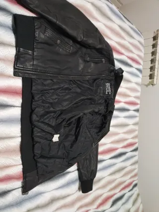 Cazadora efecto piel negra