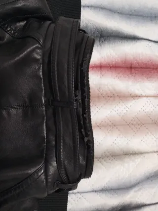 Cazadora efecto piel negra