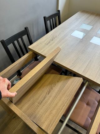 Mesa de comedor de madera con detalles de cristal