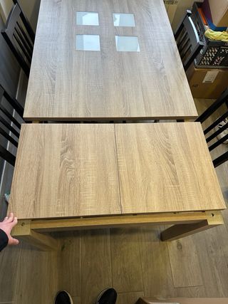 Mesa de comedor de madera con detalles de cristal