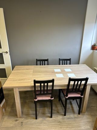 Mesa de comedor de madera con detalles de cristal