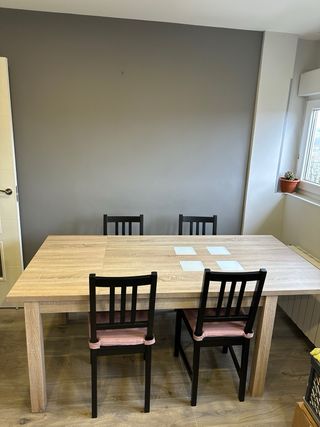 Mesa de comedor de madera con detalles de cristal