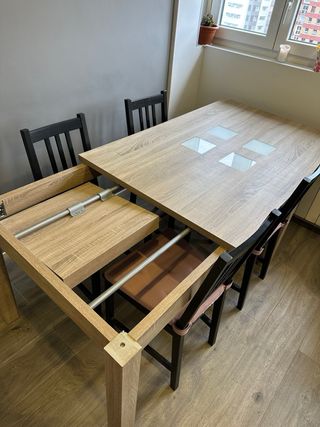 Mesa de comedor de madera con detalles de cristal