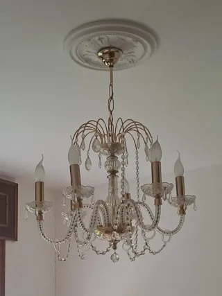 Lámpara de araña dorada de cristal