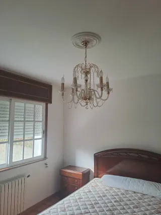 Lámpara de araña dorada de cristal