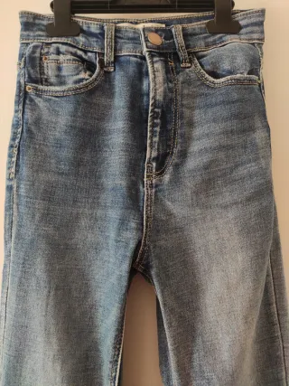 Pantalón vaquero de tiro alto (super high waist).