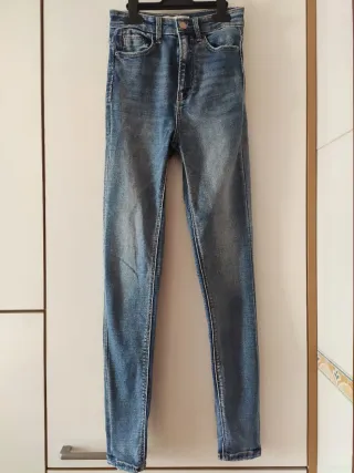 Pantalón vaquero de tiro alto (super high waist).