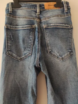 Pantalón vaquero de tiro alto (super high waist).