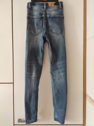 Pantalón vaquero de tiro alto (super high waist).