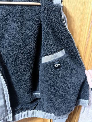 Chaqueta Zara gris con forro sherpa