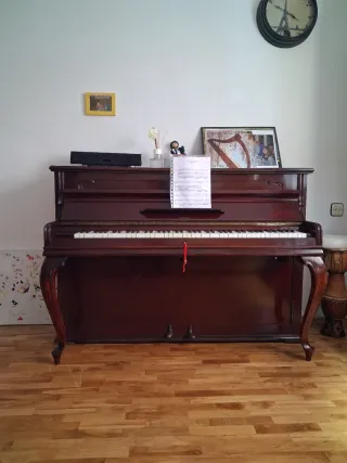 Piano de pared impecable