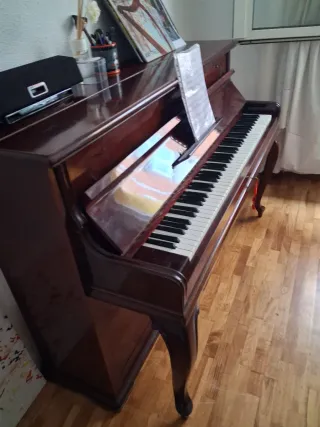 Piano de pared impecable