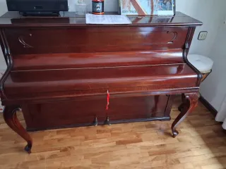 Piano de pared impecable