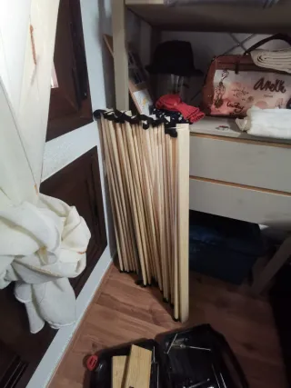 Cama tapizada gris y negra