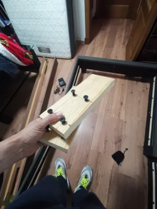 Cama tapizada gris y negra