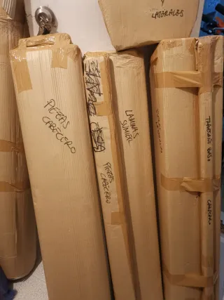 Cama tapizada gris y negra