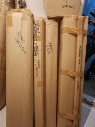 Cama tapizada gris y negra