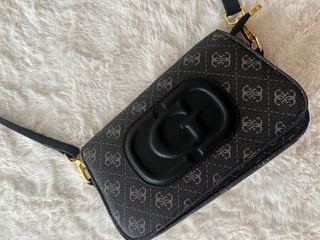 Bolso Guess Negro y Gris con Logo