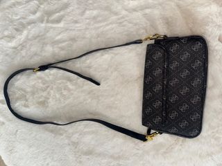 Bolso Guess Negro y Gris con Logo