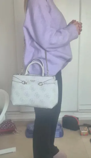 Bolso Guess Gris y Blanco