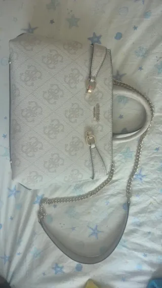 Bolso Guess Gris y Blanco