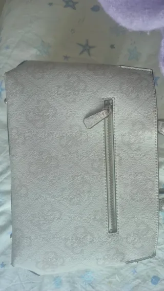 Bolso Guess Gris y Blanco