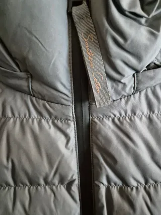 Abrigo plumífero verde oscuro con capucha