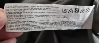 Abrigo plumífero verde oscuro con capucha