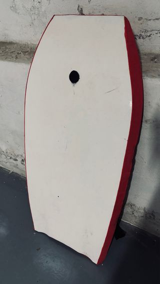 Tabla body surf roja con leash