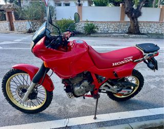 Honda NX650 Dominator Roja