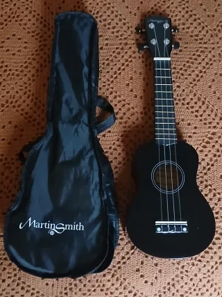 Ukelele MartinSmith Negro con Funda