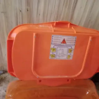 Bandeja naranja con asa