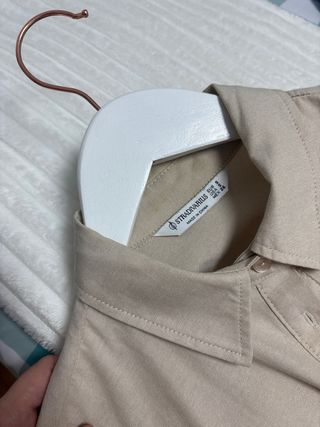 Vestido Stradivarius beige con cinturón