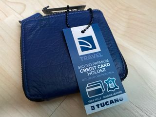 Porta carte Tucano vera pelle zip blu