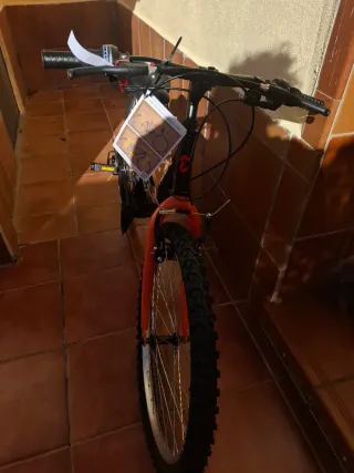 Bicicleta de montaña negra y naranja