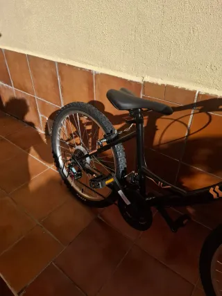 Bicicleta de montaña negra y naranja