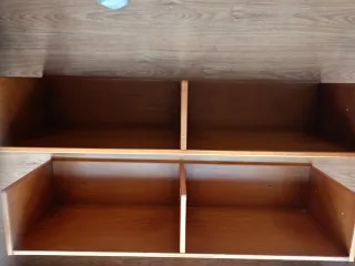 Dos estanterías de madera