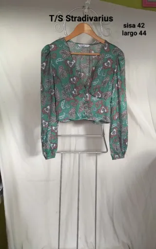 Blusa Stradivarius verde estampado
