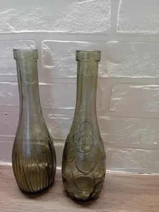 2  bottiglie decorativi in vetro